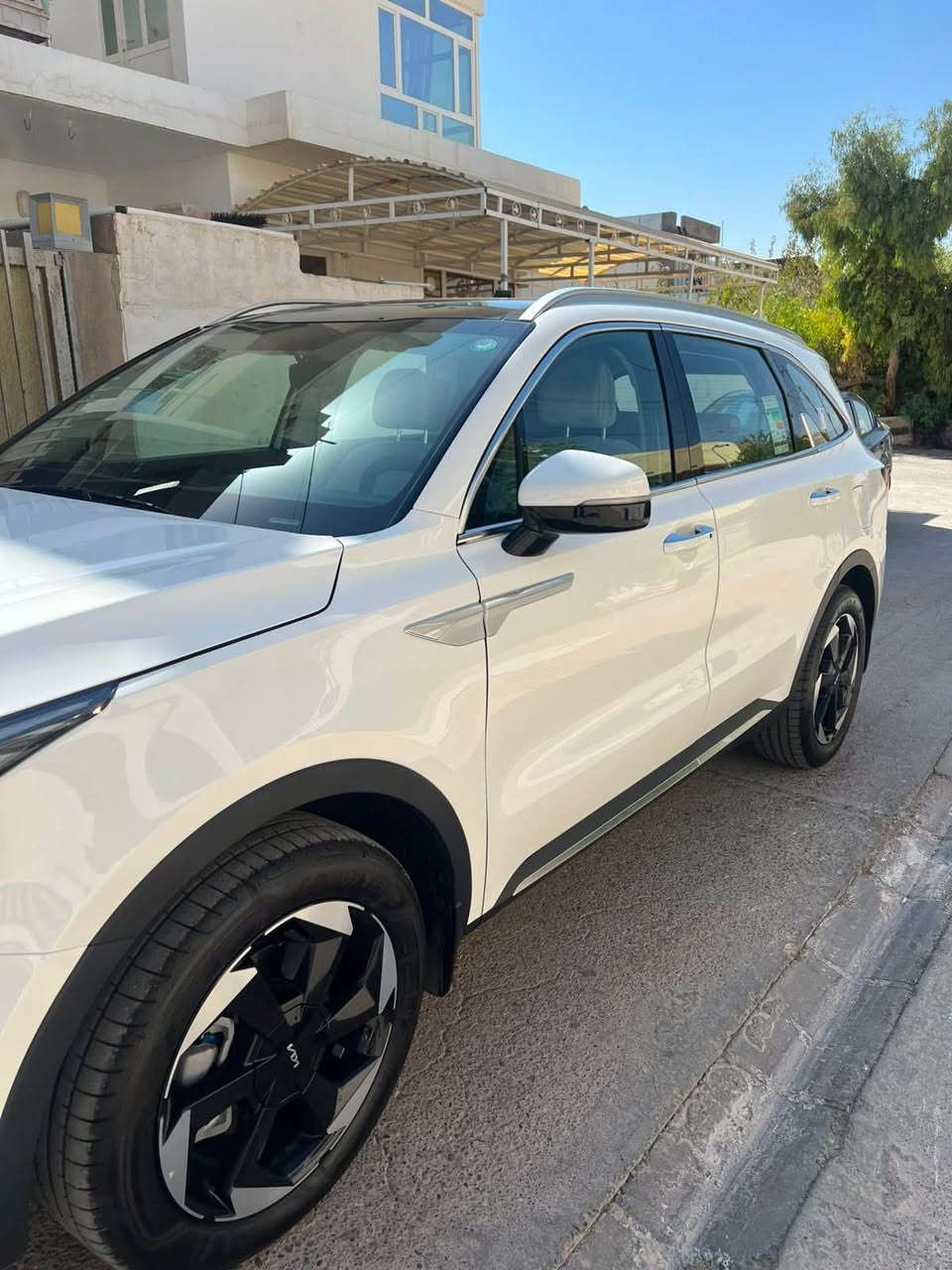 Kia sorento 
سەیارەکە فول مواسەفاتە 
بەسمەیە شاشە گەورەگە پانۆرامایە 
گیر ڤۆلیۆمە لەیت لەدە بریک بەسمە 
ئەوتۆ هۆڵد زۆر مواسەفاتیکە 
سەیارەکە بی دەعمە 
لەسەر ساخە ١٠ پارچە رەشە بێ ئیرباگ بێ دەعم
نرخی ٢٤٧ وەرەقە مەجەلەکی کەمی تێدایە
*********** كويسينجاك, أربيل
