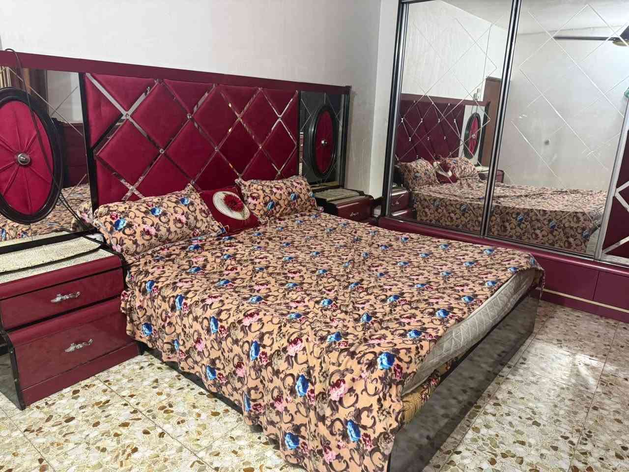 السلام عليكم غرفت للبيع نوم تتكون من 6 قطع جاهزه ونضيفه + جربايه معه دوشك نضيف 
***********
