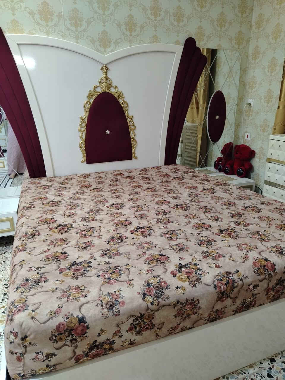 السلام عليكم غرفة تركيه نظيفه للبيع ب800 الف وبيها مجال بسيط للتواصل على الرقم واتساب  ***********
