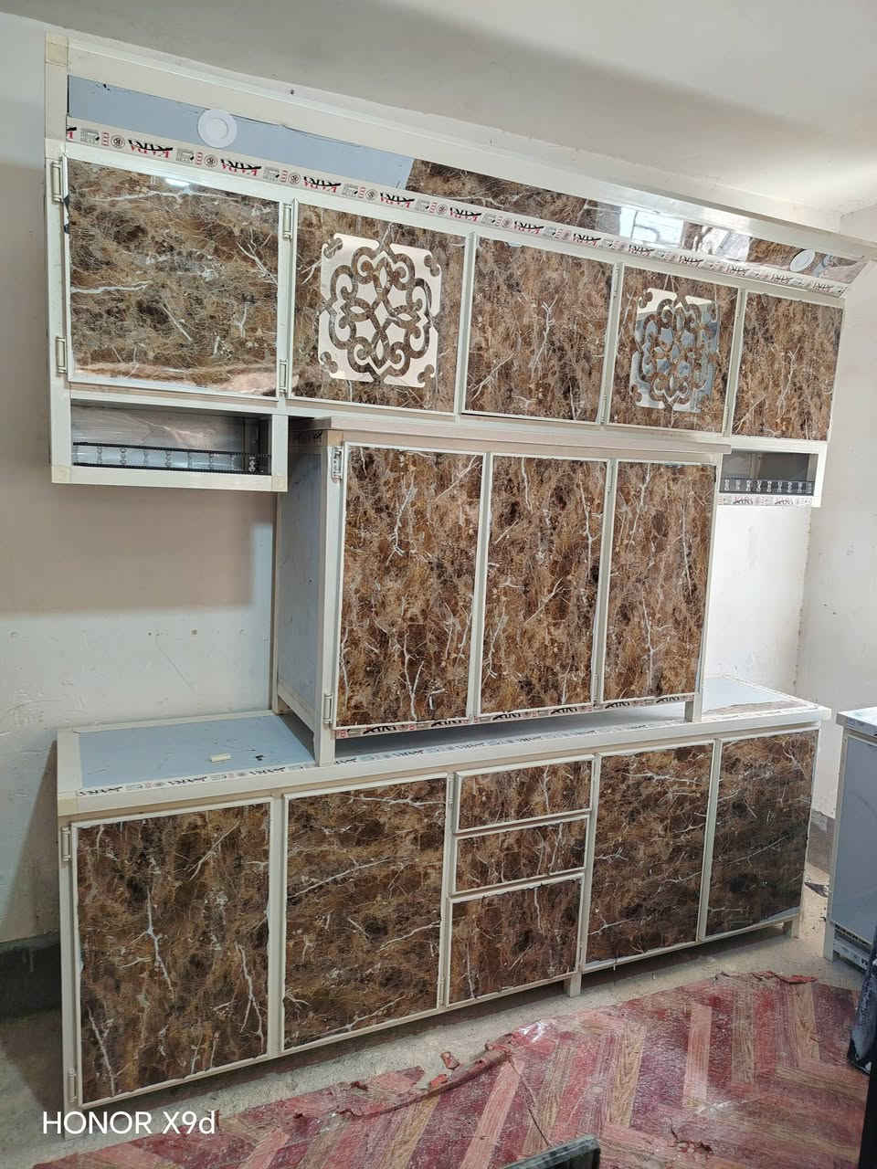 مسواك جديد 
كاونترات المنيوم فصال محشه خشب والداخل مالته بنل 

كاونتر مترين +سنك متر وربع
كاونتر مترين +سنك ١٣٠
كاونتر مترين ونص +سنك ١٣٠
كاونتر مترين ونص +سنك متر ونص
كاونتر أرضي متر
سنك مرمر قياس ١٢٠ فصال محشه خشب
سنك مرمر قياس ١٣٠
سنك مرمر قياس متر ونص فصال محشه خشب

الأسعار تبدي الكاونترات تبدي من ٤٠٠ إلى حد ٦٠٠

العنوان عنه نهاية شارع الحضره مقابل الحديقه
توصيل مجاني داخل عنه
توصيل   القائم _عنه _راوه _الريحانه

رقم الهاتف ***********

نص مكتوب في الصور:
- HONOR X9d