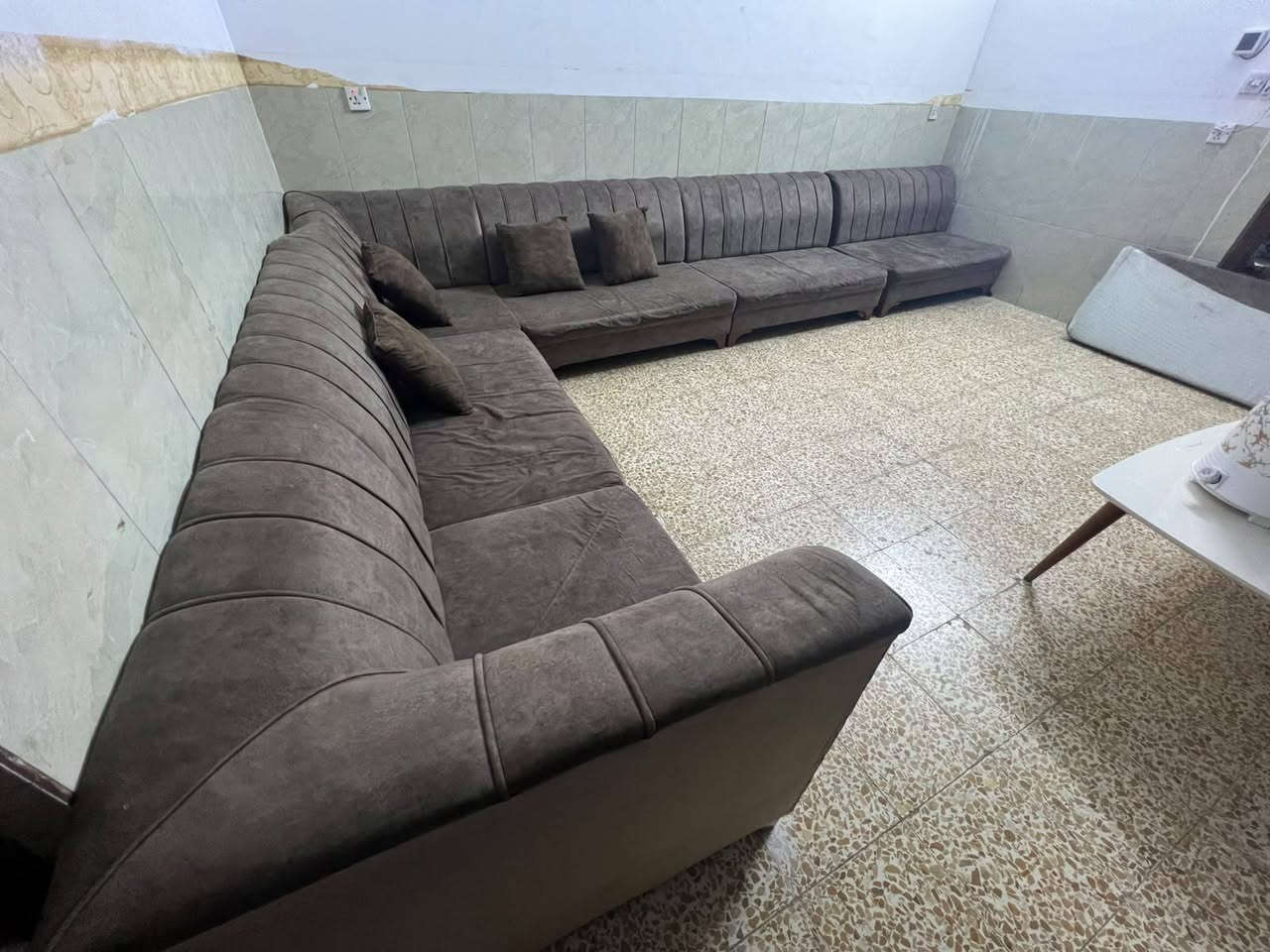 حرف  L نضيف السعر ١٠٠ الف العنوان أربيل هفالان قرب ماركت احمد السوري اتصال بالرقم ***********
