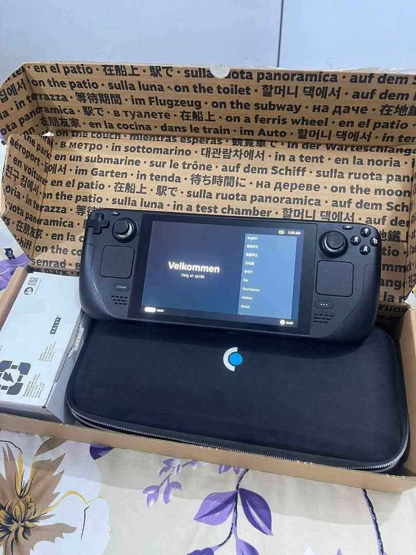 السلام عليكم متوفر بتاريخ اليوم 8/7 
للبيع: Steam Deck LCD 512GB

الجهاز: Steam Deck LCD

السعة التخزينية: 512GB NVMe SSD

الشاشة: 7 إنش LCD
دقة الشاشة: 1280×800

معدل التحديث: 60Hz

المعالج: AMD APU (Zen 2) رباعي الأنوية / 8 خيوط
كرت الشاشة: AMD RDNA 2 مدمج (8 وحدات معالجة)
الرام: 16GB LPDDR5
البطارية: 40Wh

الاتصال: Wi-Fi وBluetooth 5.0

المنافذ: USB-C (يدعم الشحن، نقل البيانات، وإخراج الشاشة)
منفذ الذاكرة: microSD لتوسعة التخزين

السماعات: ستيريو مع منفذ سماعة 3.5 مم
الميكروفون: مدمج

أزرار التحكم: عصا تحكم مزدوجة، D-Pad، تريجرز، 4 أزرار خلفية قابلة للتخصيص، ولوحا لمس (Trackpads)
نظام التشغيل: يدعم SteamOS أو Windows
حاليا بنضامه الاصلي ال OS 
ملحقات جنطه وشاحن الاصلي ودرع ممتاز نوعيه فاخره 

قادر على تحميل جميع الالعاب الثقيله مثل 
ريد ديد 2 / كود اوف وار راكنروك / لاست اوف اس 2 
وكذلك محاكيات نينتيندو او بلي للألعاب القديمه 
نضيف وبدون مشاكل سليم جدا 

وبسعر مناسب 485 الف فقط 
العنوان / بغداد البياع شرطه 
الرقم للتواصل/ *********** 
توصيل لجميع المناطق والمحافظات موجود بغداد, العراق
