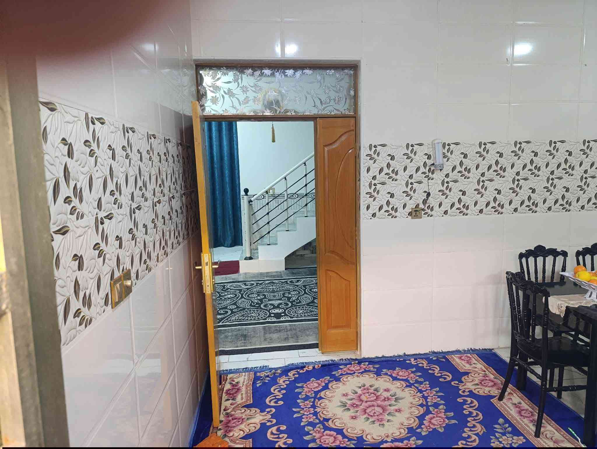 سلام عليكم 250 متر للبيع  اساس صب كونكريت بناء بلوك وعكاده يحتوي على غرفتين او صاله وستقبال العنوان نجف شارع المطار بشارع علكم بشارع حاتم الخير نهايت المقرنص شويه لكدام سعر 63 او بي مجال ***********
