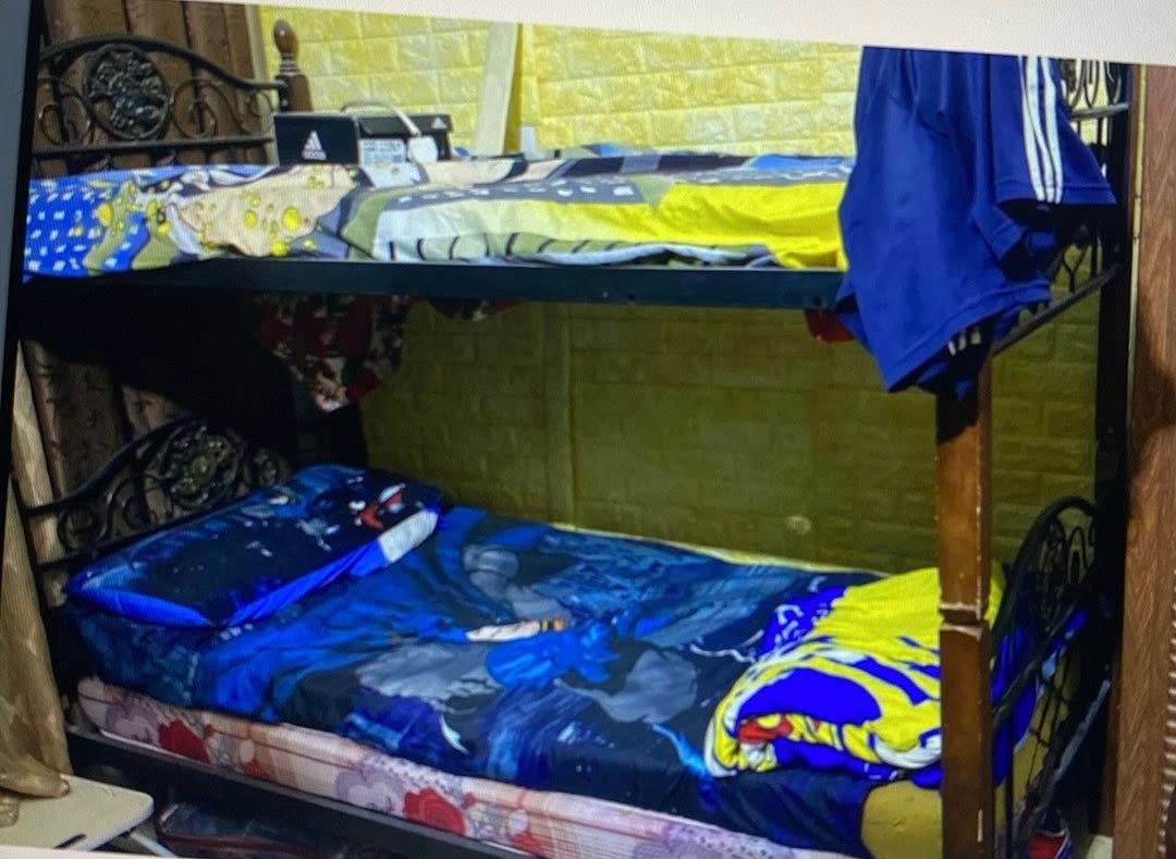 اغراض بيت للبيع 
للاستفسار ***********
بغداد حي سومر قبل الشعب

نص مكتوب في الصور:
- تلفزيون عادي يشتغل
- زولية اصلية سميكة 3*2 مع مدات اثنين 1*2
- 09/15/22 12:06