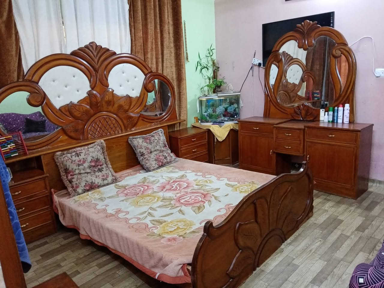 السلام عليكم. توفرت
1.. غرفه 6طابقين  شغل حطاطه  داخل سنديان خارج صاج... ظهر جرجوبه...
2.كنتور 3باب داخل خارج صاج ظهر جرجوبه ارتفاع 230سم..كل باب وحده.. 

3..كنتور 3ابواب ملحق شغل حطاطه كل باب وحده.

4..ميز مرايه شغل ثكيل صاج بورمي..

5..سرير نفر مكتبه مع كومدي..

6..تخت نفرين  دوشمه.. 

معلمين.. تواصل خاص او. اتصال . *********** بي واتس.
