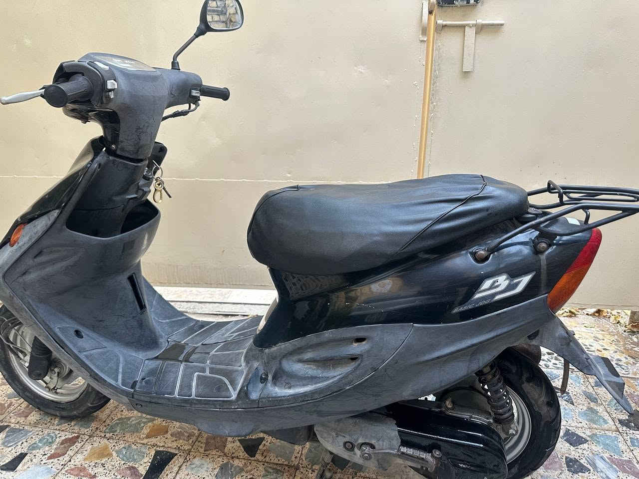 دراجة يوماها 9 زروف وكيل صالي 7 اشهر من اخذتها استخدام قليل جدا 

سعره 750 وبيها مجال 

 ***********
