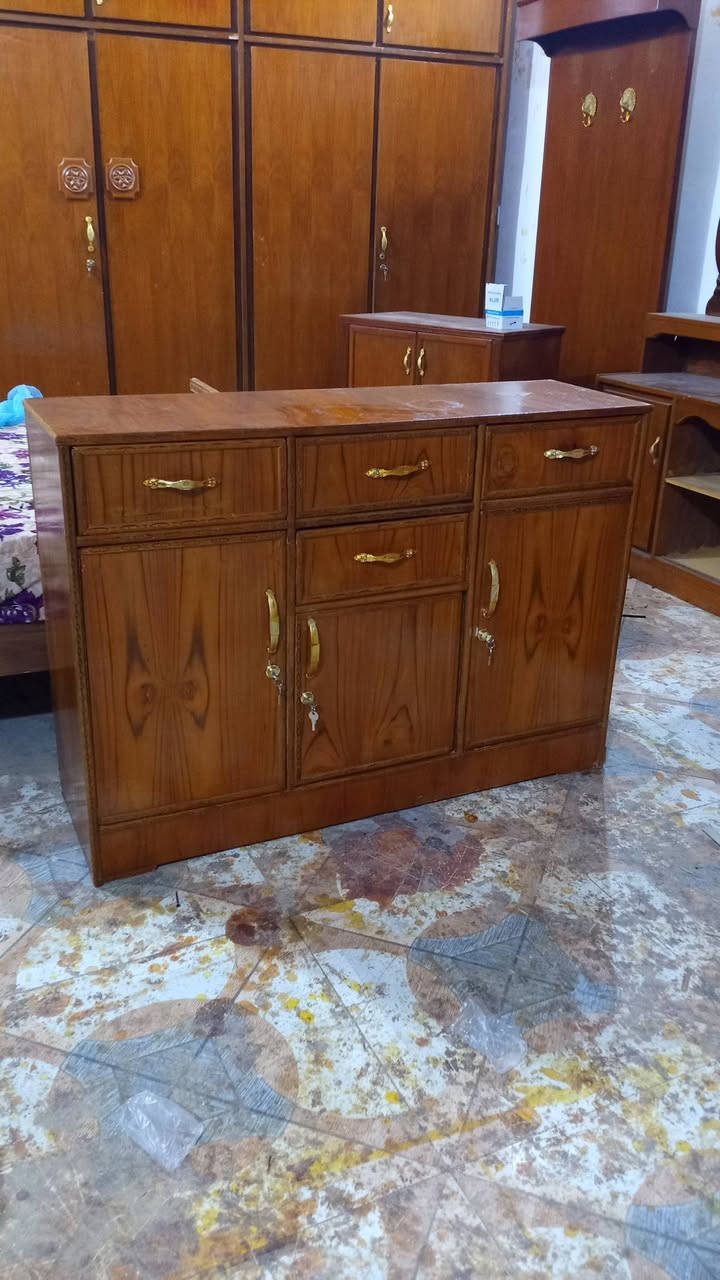 سلام عليكم مكتبه حطاطه فول نضافه السعر 75 وبيهة مجال بوفيه متر 22 عرض 37 حطاطه السعر 75 وبيهة مجال المكان رمادي شارع 60 مقابيل الجنسيه الموحده ***********
