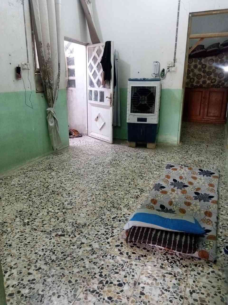 بيت البيع مسحه١٠٠ يحتوي ع غرفه وصاله ومطبخ مع صحيات استقبال مامبني عقد زراعي مقابيل العسكري مدرسه در النجف سعره ٢٥رقم ***********
