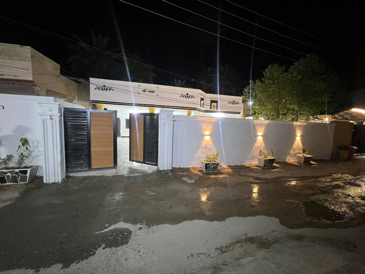 سلام عليكم يوجد بيت للبيع مساحه 300 متر يحتوي على 3غرف نوم وستقبال ومطبخ وحولي وصحيات طابو زراعي سند25 العنوان بغداد الراشديه قرب جامع عبد الكريم ابو غازي الاتصال على الرقم ***********
