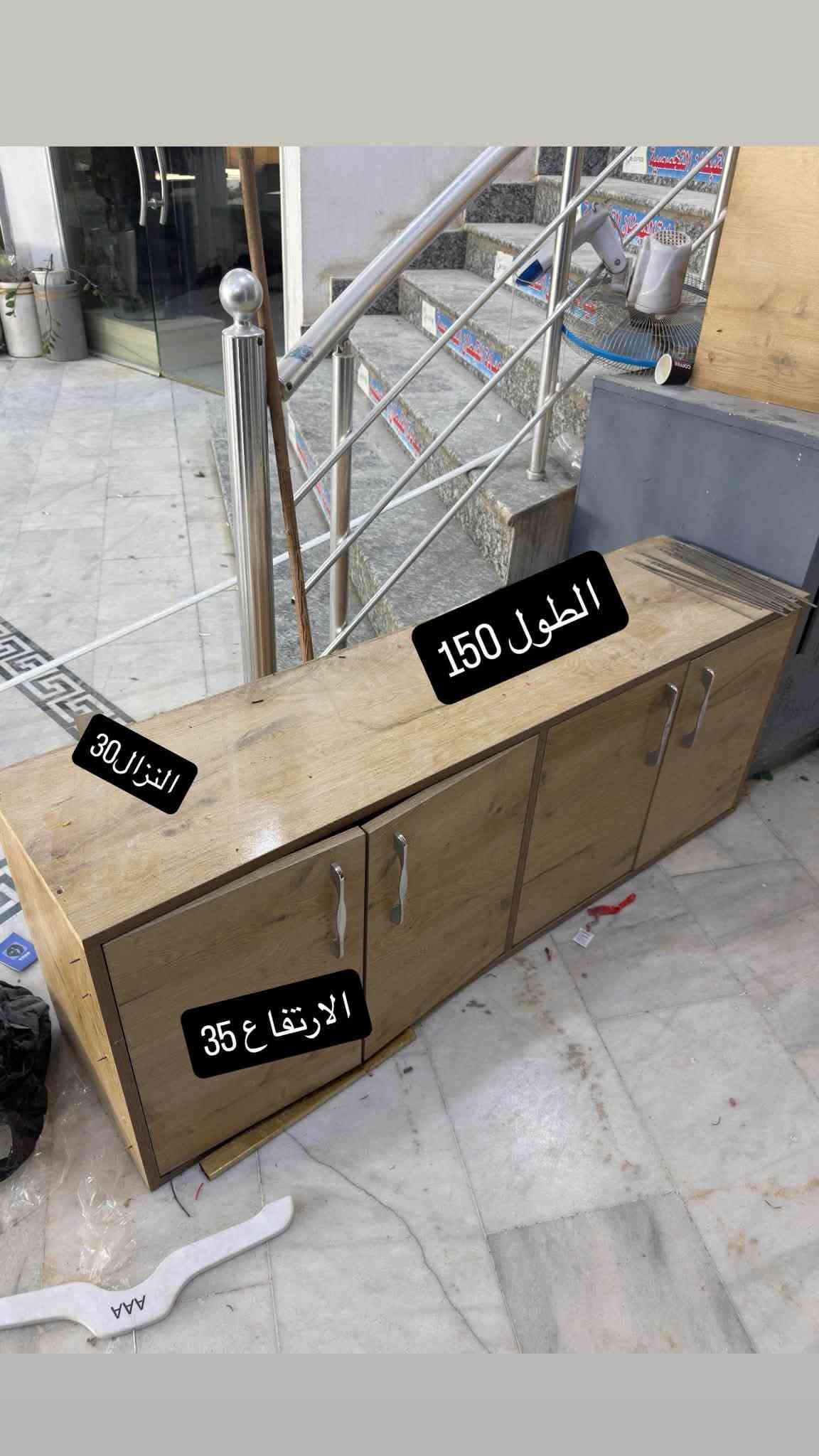 السلام عليكم فاترينات للبيت
عنوان كوت الهوره 

***********

نص مكتوب في الصور:
- الطول 370
- نزل 35
- عدد 2
- رتفاع 50
- الطول 150 عدد 2 النزال 30 الارتفاع 35
- الطول 150 النزال 30 الارتفاع 35
