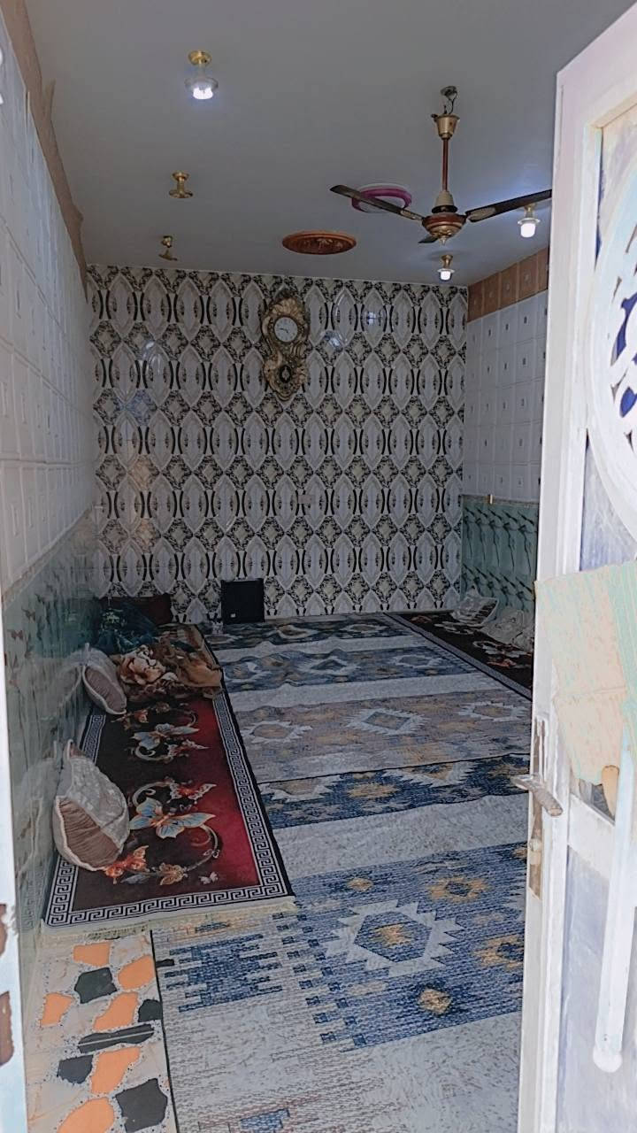 بيت للبيع مع مشتمل المساحه 400متر يتكون من غرفتين وصاله ومطبخ وحمام وصحيات خارجيه وداخليه مع غرفه وصحيات وصاله داخل المشتمل ومحلات ثنين  العنوان كوت البيضاء  للاستفسار اتصل على  ***********
