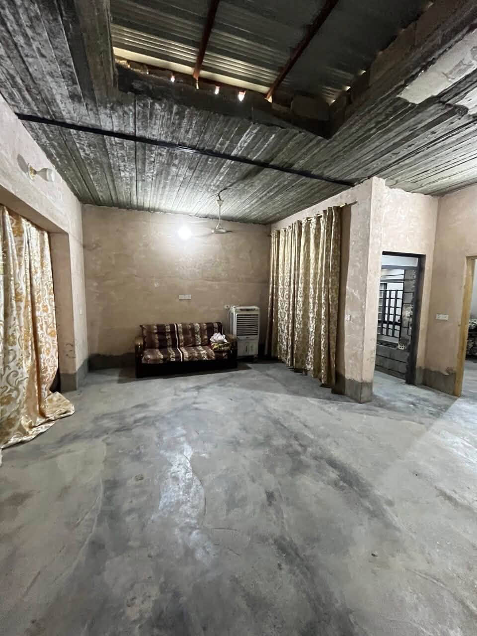🌟 عِرض عقاري جديد ومميز من مكتبنا:

​🏡 النوع: دار كلك  (للبيع)
📍 الموقع: قرب شارع الحولي 
📐 المساحة: 200 مربع بالسند بواجهة 10 امتار و نزال20 امتار
🔴 الخدمات: تتوفر ماء إسالة و كهرباء و مجاري و تبليط
🔴 محتويات البيت : غرفتين نوم و صالة و مطبخ و استقبال و منور و صحيات 

​💰 السعر: 45 مليون دينار و السعر قابل للتفاوض
​📞 للاستفسار والتواصل أو لمعاينة العقار، يسعدنا استقبالكم في:
🏢 مكتب الرحمة | الكائن على شارع السيد محمد (ع)
📱 أو الاتصال مباشرة على الأرقام التالية:
​وسام أبو علي: ***********
​علي: ***********
​أهلاً وسهلاً بالجميع 🤝
