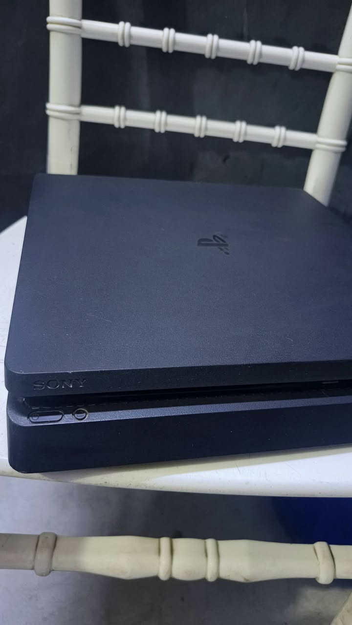السلام عليكم بلي 4 سلم  مهكر اوربي للبيع 
نضيف جدا ذاكرة 500
ويا pes 2021
caall of duty 
هارگويست 
ولعبتين 
اضفة الى جوستكين 
السعر  275 الف  ***********
