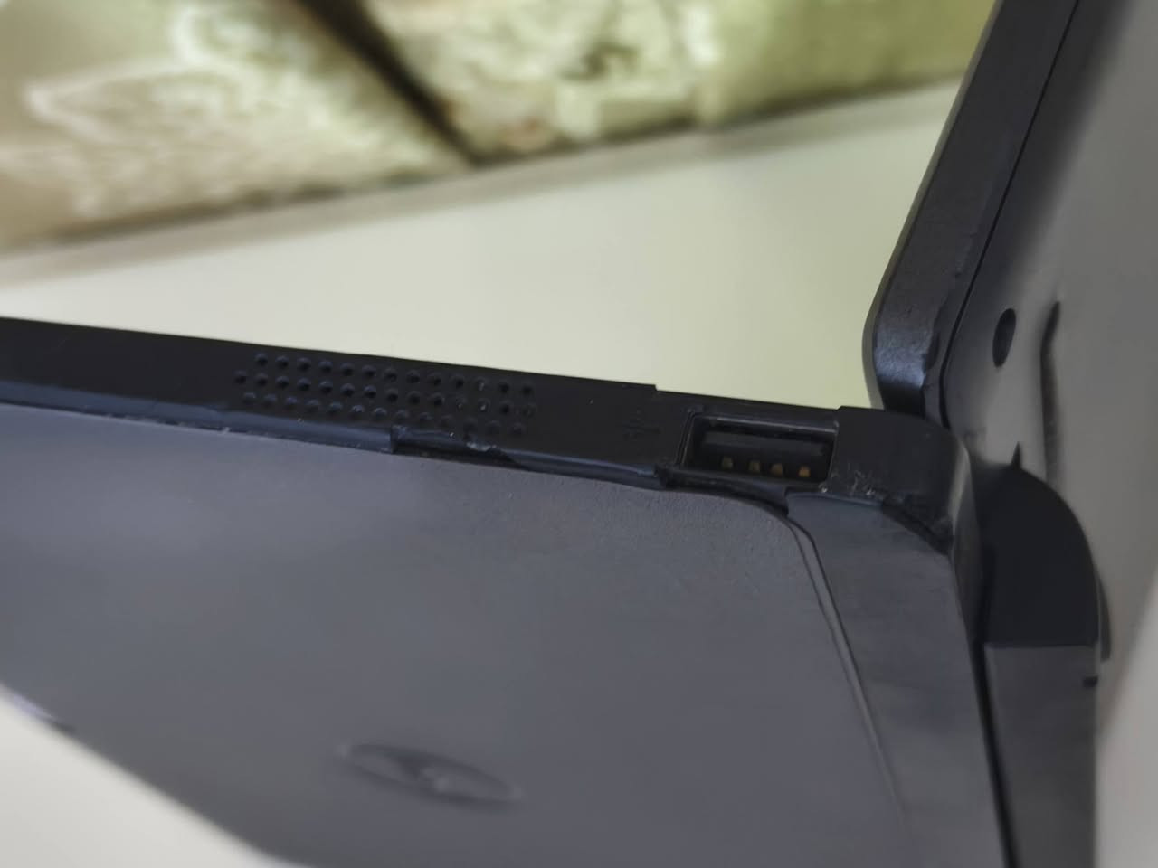 سلام عليكم. لابتوب (5055 Dell Venue 10 Pro (Model
 عندي هذا الابتوب هوة ايباد وهوة لابتوب و نضيف كلش
يفيد جماعة التصفح وجماعة الدراسة ومشاهدة كرة القدم. 
وزنه خفيف وسلس بل اداء مثل ماتشوفون بل فيديو يحمل كل برامج مثل فيس و تلي ويوتيوب 
ويستعمل للألعاب الخفيفة كلش.  الشاشة شخط مابيها و الكيبورد كذالك

(ملاحظة - الجهاز يراد إله كفر جديد بسبب الدكمه مال الصوت مثل ماموضح بل صور لأن طابه ليجوه شويه بس تكدر تعلي وتنصي من خلال الكيبورد كما موضح بل فيديو . و دكمه التشغيل كذالك بس تكدر تشغله عادي. يعني أنت بكيفك تبدل الكفر أو الدكم. ) إخوان الجهاز كامل مكمل نضيف حيل بس يحتاج تبديل الكفر. .... 

ركزززو على الملاحظة إخوان + وضحت كلشي الكم بل صور ..... 
 
المكان المسيب.. 
للتواصل واتساب
***********  
او خاص
