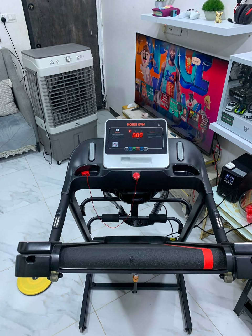 � للبيع جهاز مشي كهربائي (Treadmill) - HOUSE GYM 🏃

✅ حالة الجهاز: نظيف جدًا ويعمل بكفاءة 100%، استخدام منزلي.

المواصفات:

* شاشة رقمية تعرض: الوقت، السرعة، المسافة، والسعرات الحرارية.
* سرعات متعددة تناسب المشي والهرولة.
* مفتاح أمان للتوقف الفوري.
* حساسات لقياس النبض على المقابض.
* حامل للأكواب والإكسسوارات.
* تصميم قوي ومناسب للاستخدام اليومي داخل المنزل.

📍 الموقع: بغداد
💰 السعر: (400الف) قابل للتفاوض.
📞 للتواصل: (*********** أو راسلني خاص).

سبب البيع: عدم الاستخدام.

الجهاز مناسب لكل شخص يريد يحافظ على لياقته أو ينزل وزنه من البيت بدون الحاجة للاشتراك بالنادي.
