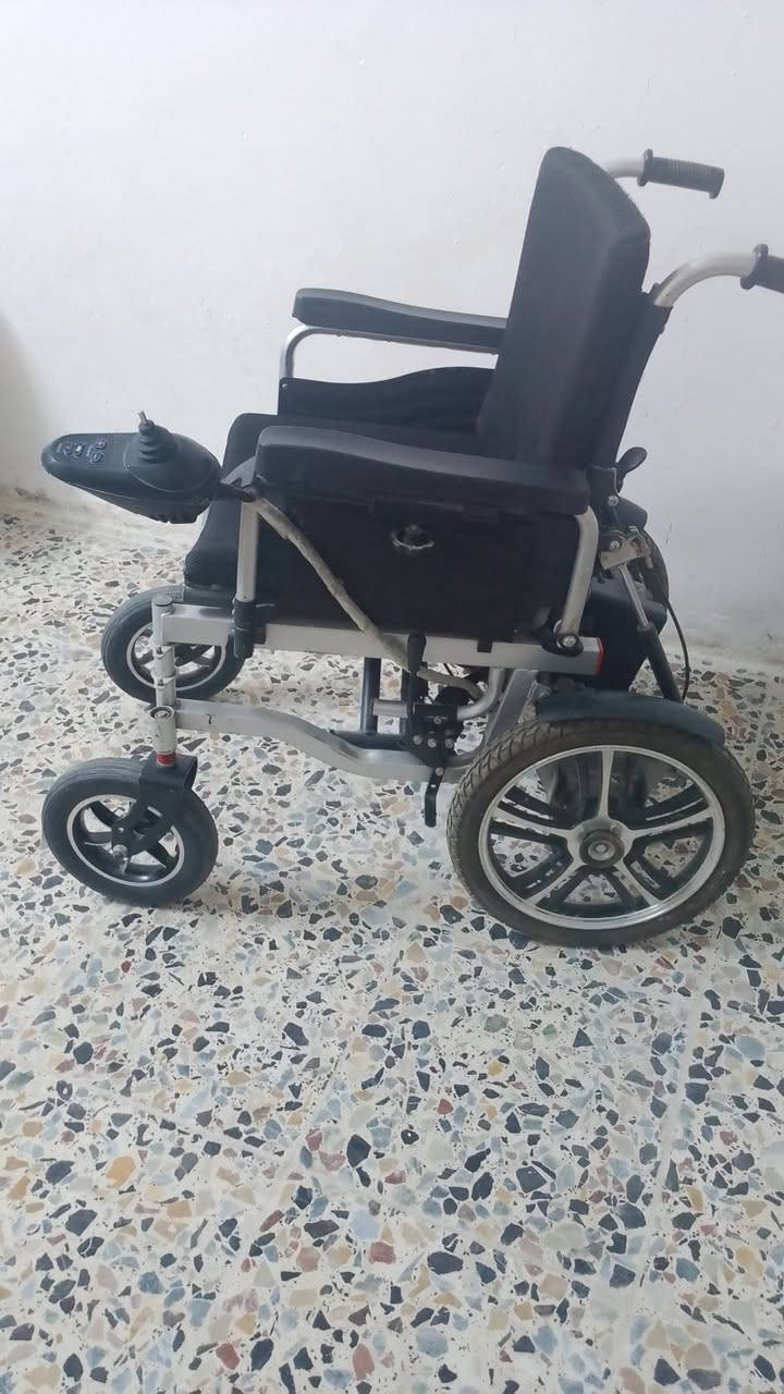 عربانه شحن نضيفه حيل وغساله 225الف ومكينه خياط 125وبيهن مجال العنوان سبع البور هاتف ***********
