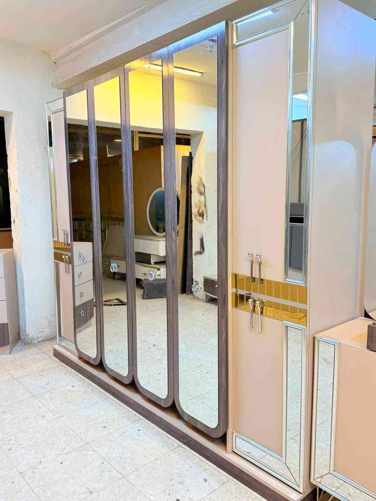 غرفه تركي 8 قطع اصليه نظافتها فوول  شد ونقل مجاني داخل بغداد فوول للحجز والاستفسار اخذ سكرين وتفضل واتس اب ***********
