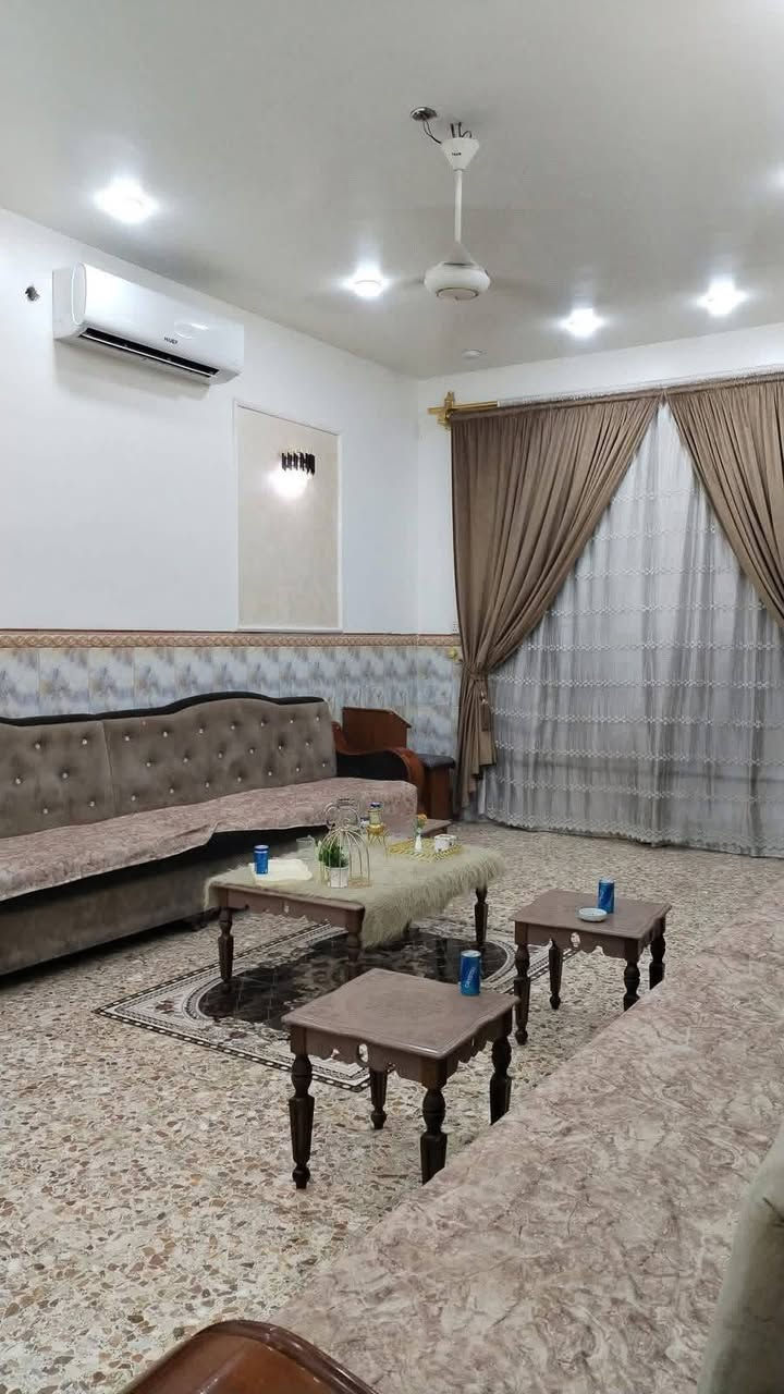 للبيع  بيت طابقين مساحة ١٨٠ م...
شارع تبليط. مجاري 

يحتوي على ٥ غرف نوم صاله واستقبال وصحيات بناء حديث.. العنوان مقابل المدرسه  بدايه المعاره السعر 115 مليون للاستفسار مراجعة مكتب حيدر السلطاني ***********. ***********

