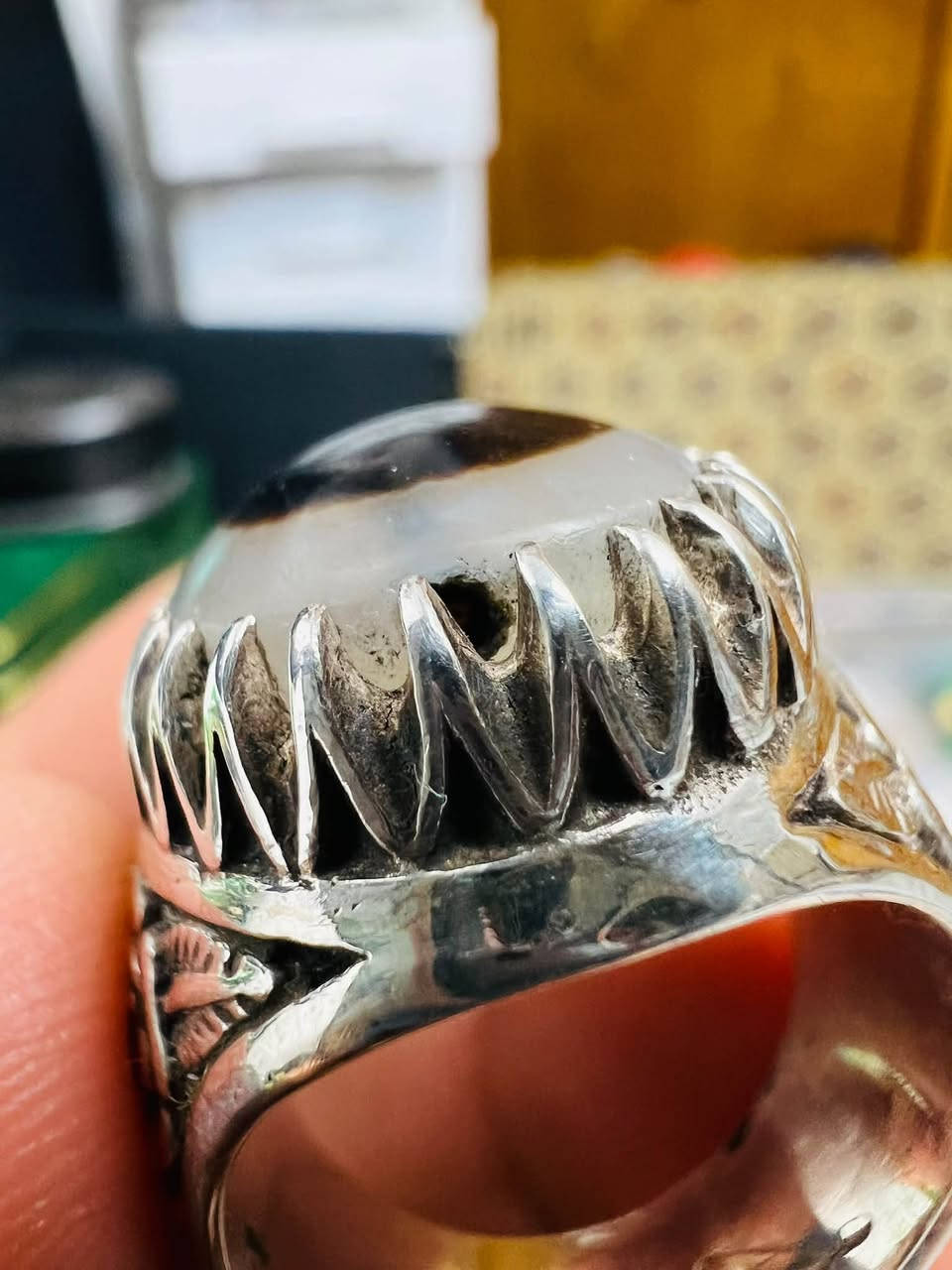 هيبة الجزع اليماني… بصياغة كاظمية الأصيلة 💎

خاتم من جزع يماني حقيقي، ثقب قديم، صيغ يدويًا بحرفية عالية في الكاظمية المقدسة، بوزن صياغة يبلغ 31 غرامًا.

🔸 صياغة كاظمية أصيلة
🔸 جزع يماني حقيقي ثقب قديم
🔸 مطعّم بالياقوت من الجهتين
🔸 صياغة يدوية متقنة
🔸 وزن الصياغة: 31 غرام

قطعة تجمع بين أصالة الحجر وفخامة الصياغة… حضورها يُلفت من أول نظرة.

أحمد الربيعي الصائغ 
***********

