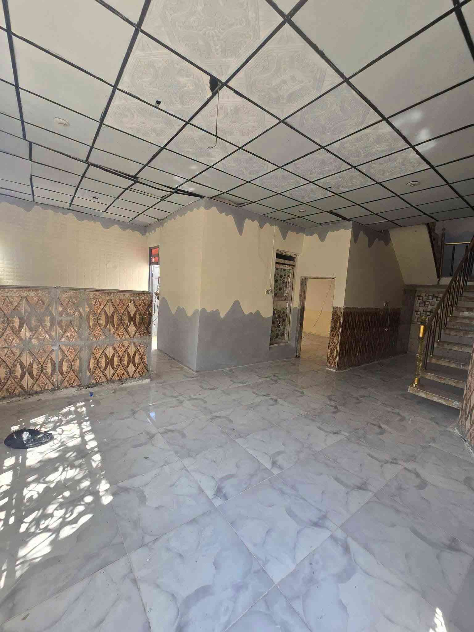 بيت لبيع بشارع المطار القديم المساحه ١٢٠متر يحتوي على غرفه وصاله ومطبخ وستقبال وطارمه وصحيات السعر ٢٠وبي مجال البيت خلف عيادة الكوثر للستفسار *********** مكتب بركات ام البنين قرب مثلجات سنبله
