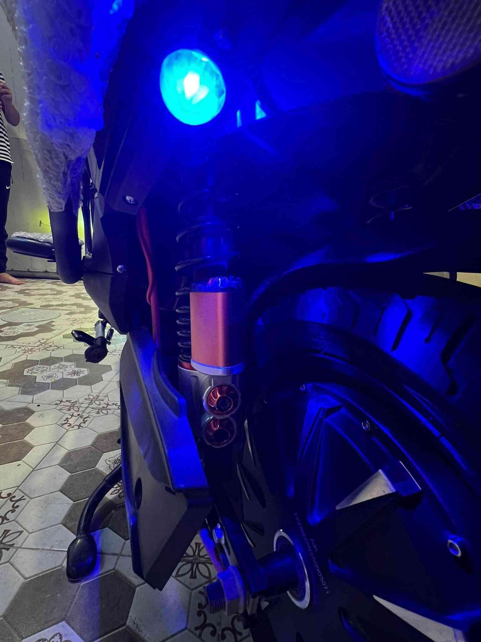 السلام عليكم
دراجه شركة الاخوين 🛵سكنس فحــــل
موديل2026
موطور بالكارتون جديد
(اخو الزيروو مستخدم 25يوم فقط مكفول حتى من الشخط ...)
(بطاريات عدد 6 على فحص ) 
فول مواصفات ملف(4000W)
(نظام  R) (نظام P)
(مخرج شحن USP) 
(سرعة 122حقيقي) (سرع 4)
(سويجات 2+بصمات2+كرتات2+سويجات جنطه خلفيه2)
(مثبت سرعة) 
أناره محيطيه متغيرة الألوان امامي خلفي 
لايت زنون عالي ناصي 
دبلات امامي خلفي رياضيه +ويل امامي رياضي+يدات بريك رياضي 
سماعة بلاتوث بلادي 
جنطه خلفيه بلاديه
اشاير يمنة يسرة دبل اشارة
السعر775الف  وبي مجال 
الموقع داخل الرمادي 
الاستفسار :***********
