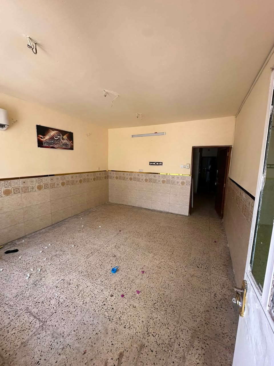 الدار للايجار🏡
الشعب شارع الاسواق المركزية اعقاري 📍

المساحة 80 م 

يحتوي الطابق الارضي على كراج واستقبال ومطبخ وخدمات وغرفة نوم

والطابق الثاني يحتوي على غرفة نوم وبيتونة وسطح

سعر الايجار 550 

للاستفسار اكثر يرجى الاتصال على الرقم التالي ***********
