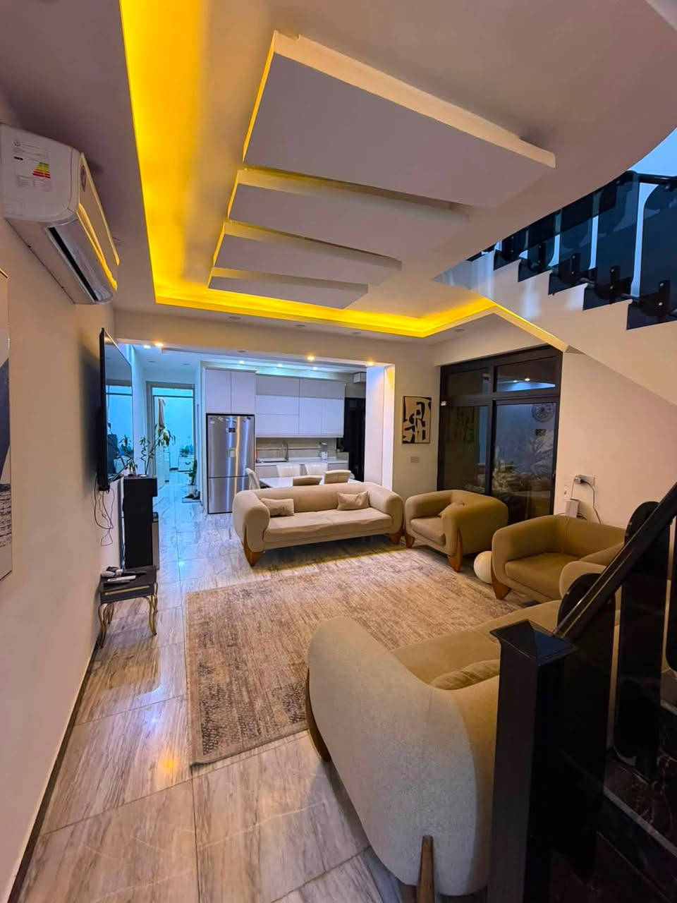 �✨ للإيجار في السيدية – بيت راقي ومميز ✨🏡
🌟 بيت بمساحة 150م
🛏️ يتكون من:
✅ 4 غرف نوم
✅ صالة واسعة
✅ مطبخ مرتب
✅ خدمات متكاملة

🔥 مؤثث بالكامل (أثاث زيرو)
⚡ كهرباء مجانية
☀️ منظومة طاقة شمسية
🏠 البيت جديد ونظيف
🎙️ نظام أليكسا للتحكم بالصوت

💰 السعر: 2,500,000 دينار فقط

📞 للاستفسار والحجز:
مكتب الرواد للوساطة العقارية
📱 ***********
📱 ***********

✨ راحتك تبدأ من هنا… بيتك الذكي بانتظارك
