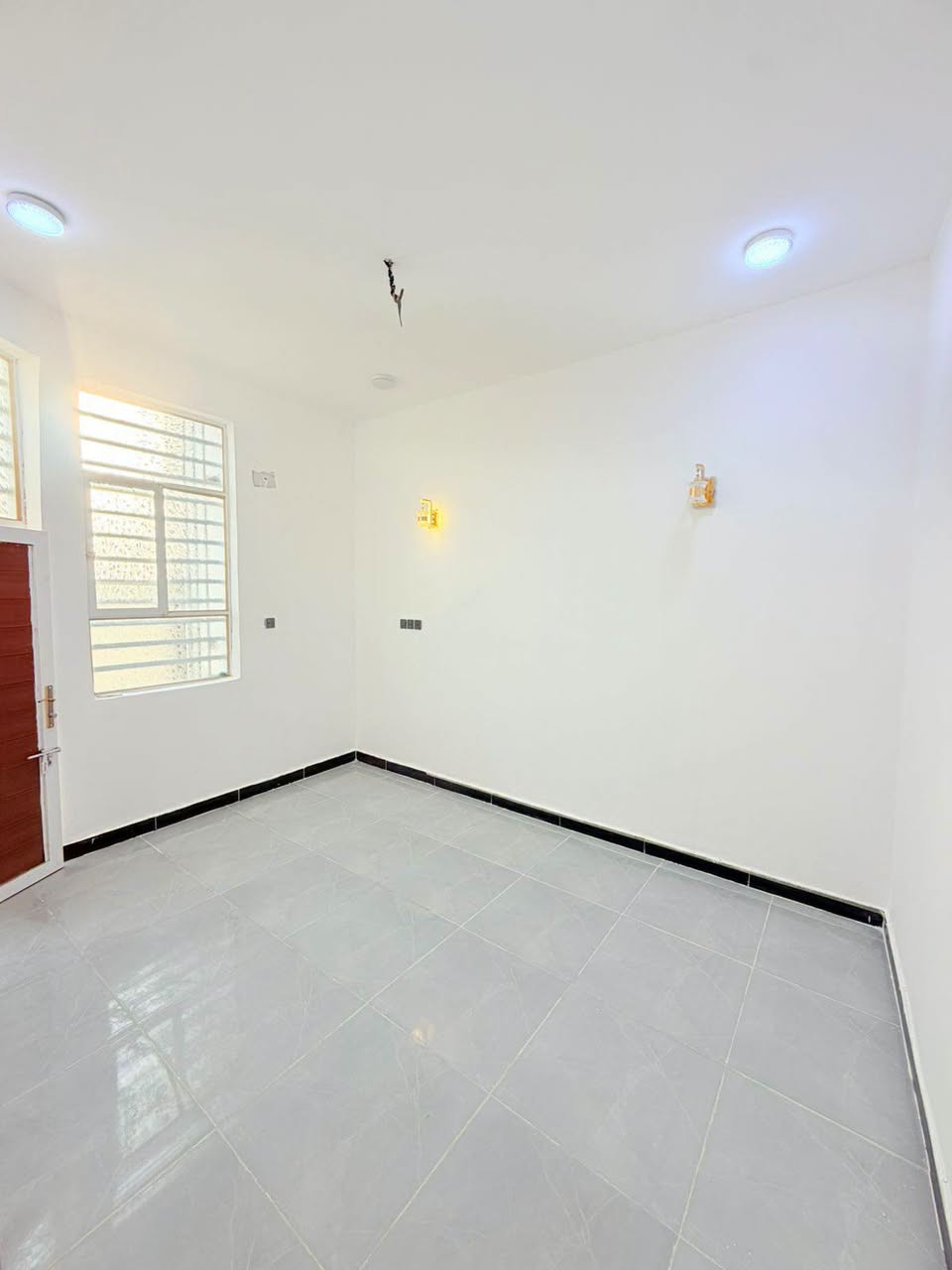 المساحه 70متر  
💰 السعر: 32 مليون (قابل للتفاوض)
🏗️ البناء: طابوق  جمهوري
🏠 الأساس والسقف: صب كونكريت مركزي 

مواصفات البيت:
✅ غرفة نوم 1 🛏️
✅ أستقبال 
✅ صالة 🛋️
✅ مطبخ 🍽️
✅ صحيات 🚿

الخدمات المتوفرة:
🔹 ماء 💧
🔹 كهرباء ⚡
🔹 شوارع مبلطة 14 متر  🚗
🔹 مدارس قريبة 🏫
🔹أنترنيت ضوئي 
🔹 خط مولده 
📍 الموقع: النجف – حي ميسان، شارع الزوار 
قرب شارع 60 
📜 طابو زراعي (إقرار محكمة)

📞 للتواصل: ***********
