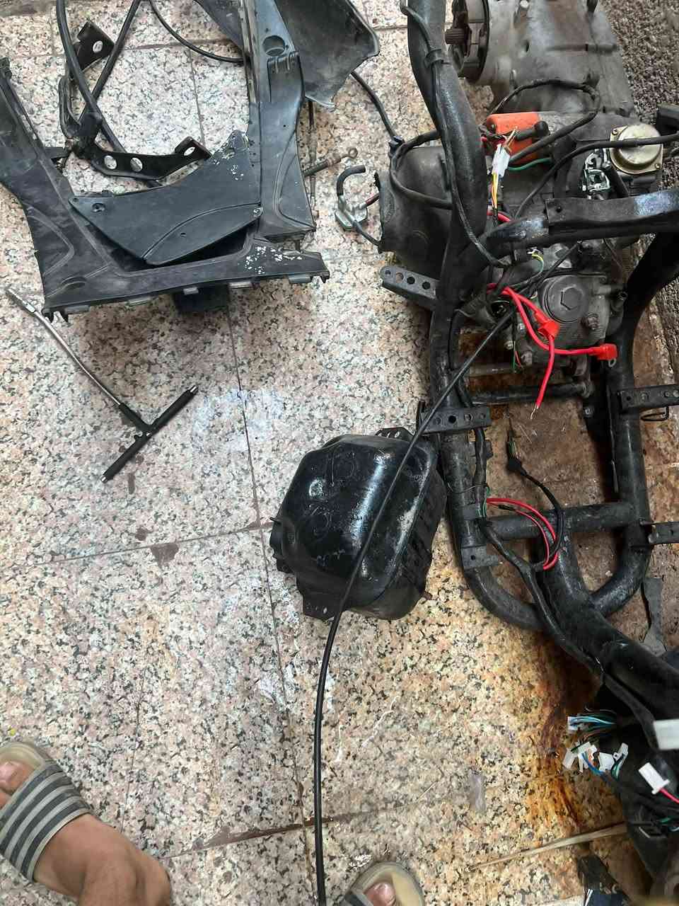 السلام عليكم مكينه اليع شاصي البيع مال عدله ضفيره جديده البيع كابريتر البيع نضيف اي شي كدامك البيع ***********
