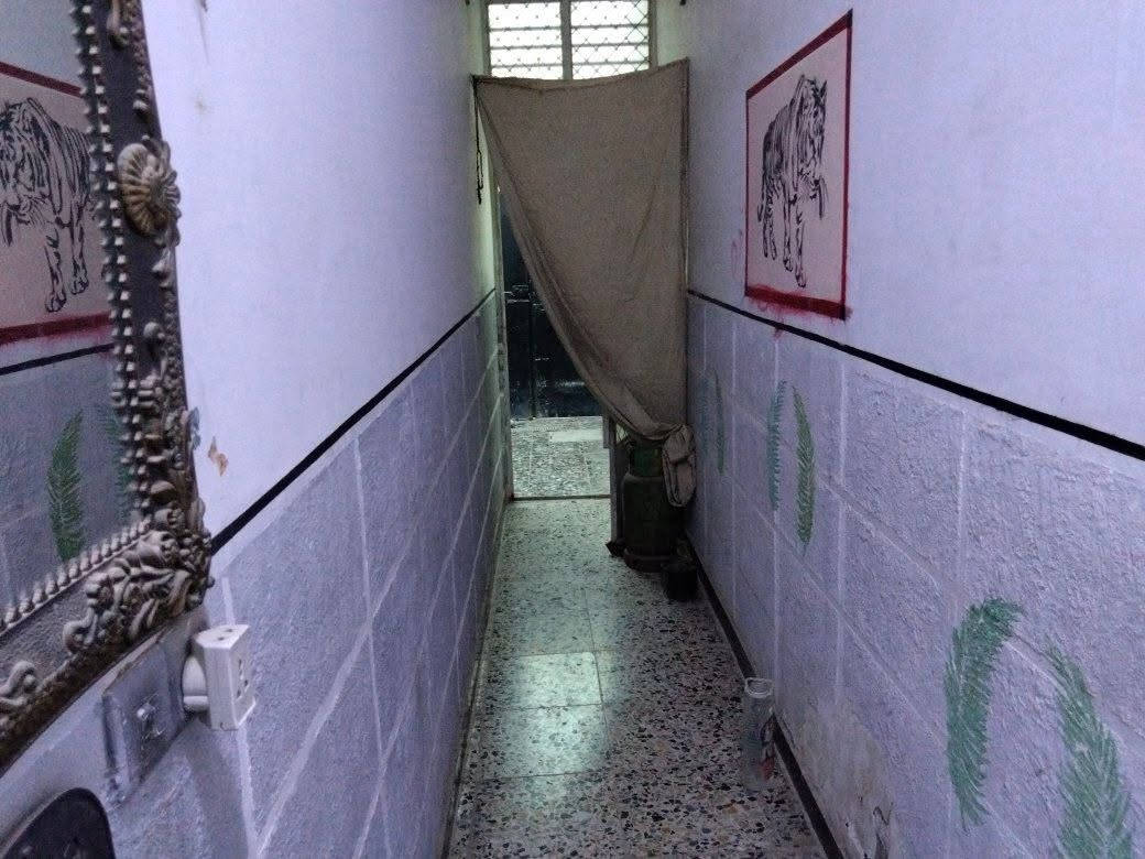 السلام عليكم. دار للبيع طابو زراعي 25 مشمول بالتطويب رئاسة العبيدي شارع عشرين فرع السادة 
مساحة 135واجهة 5 ونزال 27 يحتوي استقبال وصالة وغرفتين نوم حمام ومرافق داخلي وخارجي وبيه مناور عدد اثنين السطح بيه شتايكر السعر الاتصال على الرقم *********** بيه واتساب
