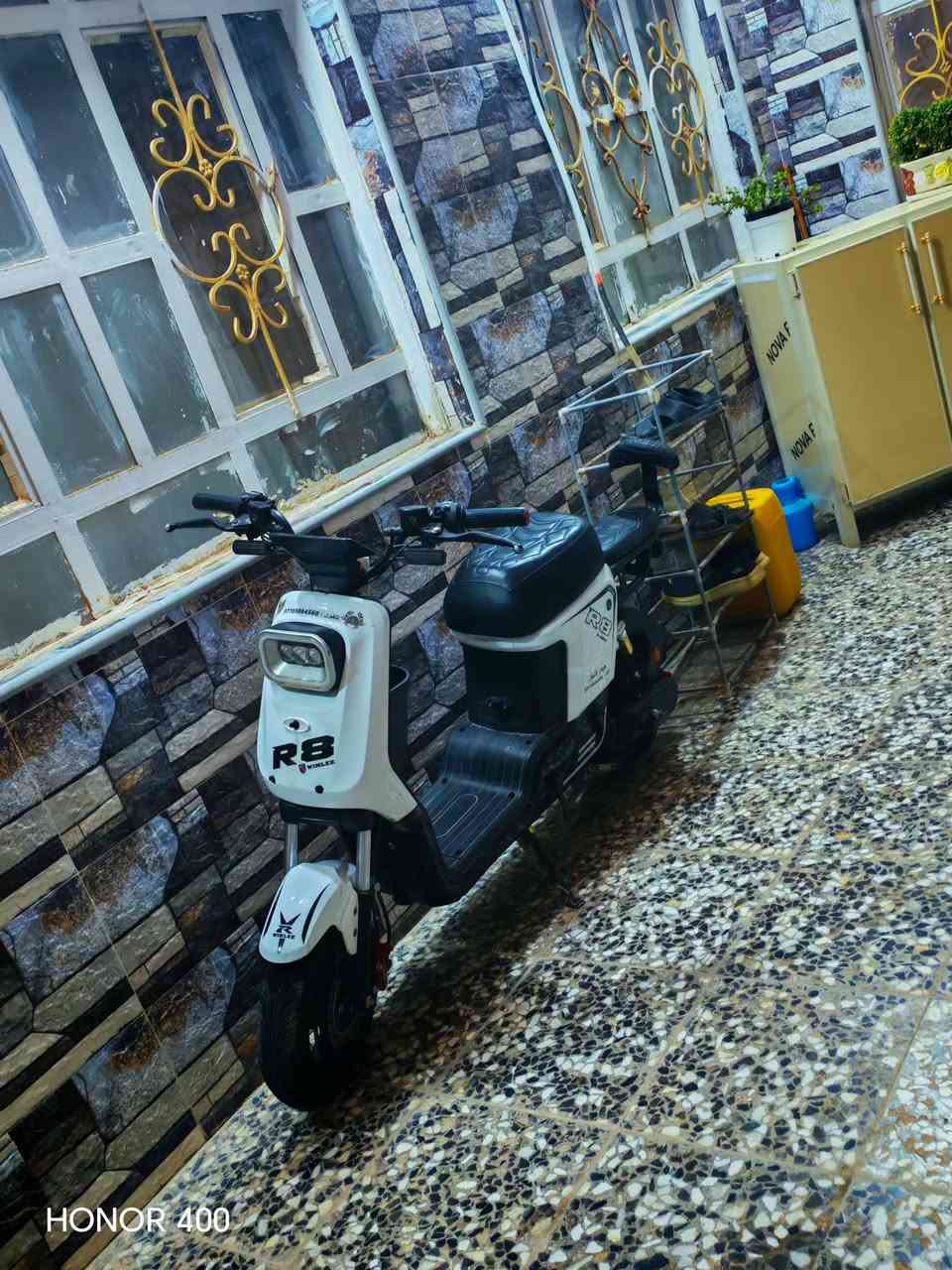 البيع دراجه آر 8 بس بطاريات ما بيه
سعر 225 وبيه مجال 
رقم تواصل ***********

نص مكتوب في الصور:
- HONOR 400
- *********** : يتفون