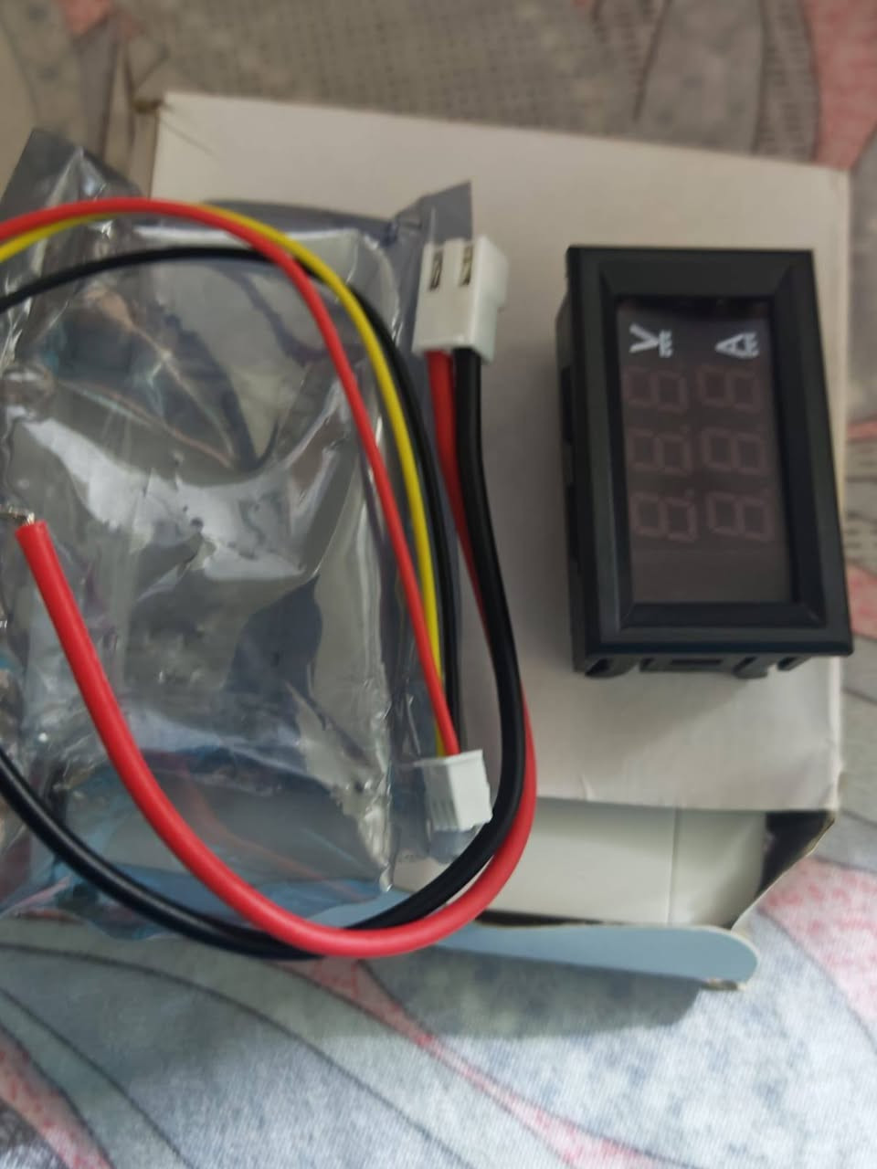 يوجد  كمية
مقياس فولت وأمبير رقمي مزدوج (DC Dual Digital Voltmeter Ammeter)، وهو جهاز إلكتروني يُستخدم لقياس الجهد (الفولتية) المستمر حتى 100 فولت والتيار (الأمبيرية) حتى 10 أمبير أو أكثر حسب نوع الملحقات
اتواصل خاص او الإتصال على الرقم 
*********** بغداد, العراق

