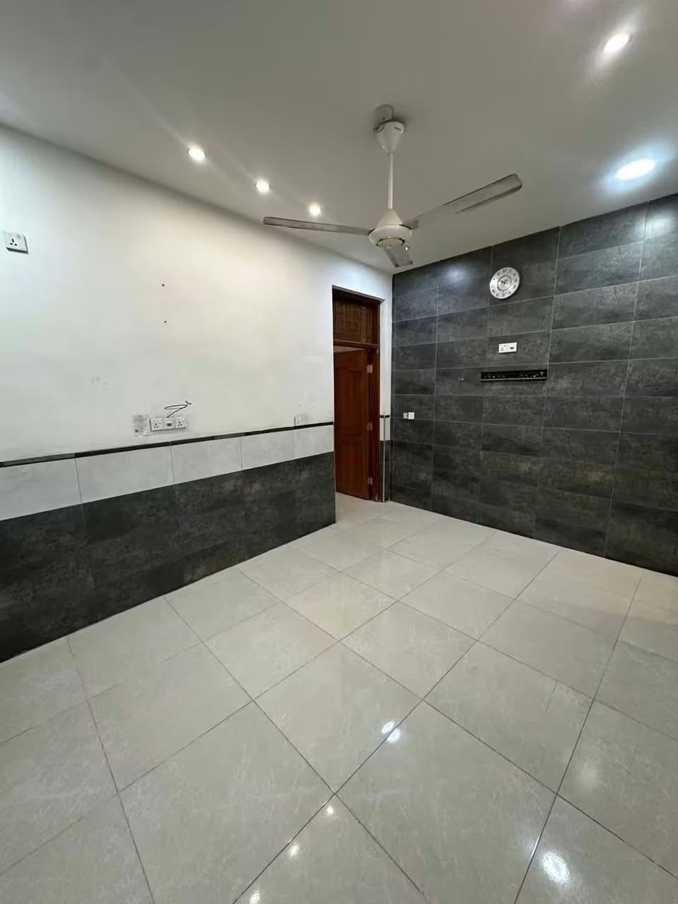 للايجار سكن غرفه وصاله وباقي الخدمات 

في السيديه الاقتصاديين قرب الشقق 

وجامعه الشعب ايجار مناسب 

الاتصال مع صاحب السكن 

***********

