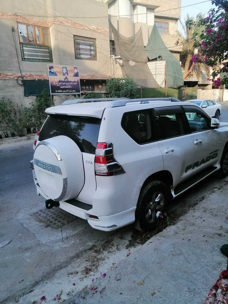 سلام عليكم برادو للبيع موديل ١٣ محدث١٧ txlفول مواصفات فتحة بصمة كشنات كهرباء وجلد تبريد ٣ قطع بدون قطرة صبغ سيارة كاملة مكملة محرك مكفول كفالة عامة رقم بغداد تحويل ثاني يوم سيارة بسمي اي طخة او ضربة مابيها مال بيت الله شاهد تجي وتشوف بعينك ماشية ١٨٩ الف سعرها 255 وبيها مجال قليل للاستفسار 

*********** واتساب او هاتف

نص مكتوب في الصور:
- الاثنين