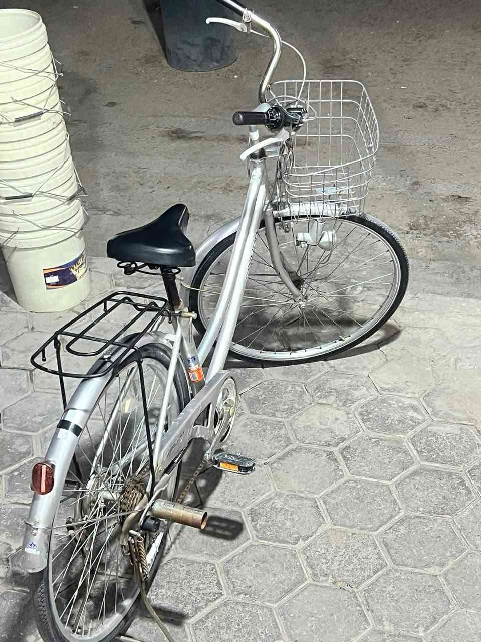 سلام عليكم باسكل للبيع بطه حجم 26 ياباني سبع مكاين سله داينمو باسكل نضيف وجاهز السعر 100 وبي مجال لشراي المكان النجف الاشرف حي القادسيه للستفسار ***********
