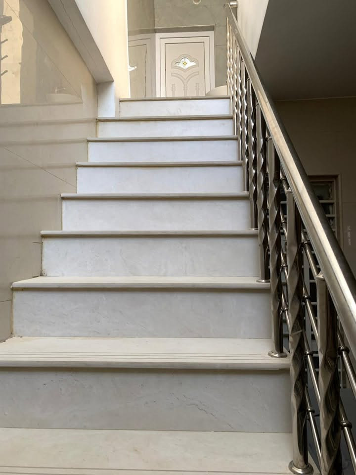 بيت 100 متر طابق و نصف للبيع حي النداء شارع 60 الثاني  قرب مدرسة اهلية الوارث قرب الاميرات خلف شارع 60 قريب عله ساحه بي 4 غرف و حمامين و مطبخ و صاله بناء 3 سنوات السعر 87 بي مجال 
***********
