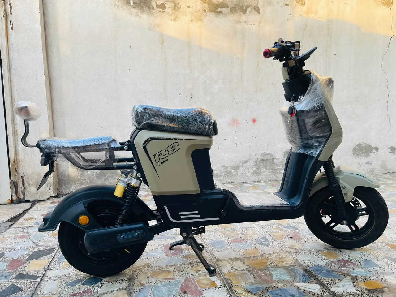السلام عليكم
للبيع دراجه R8 
2026
5 بطاريات ونلي 32 أمبير 60 فولت 
ملف 2000W حقيقي
نضام P بارك 
نضام R رجوع للخلف 
لايت عالي ناصي 
بريك امامي خلفي دسك
السعر 425 وبيها مجال 
المكان بغداد الجديده 
للاستفسار ***********
