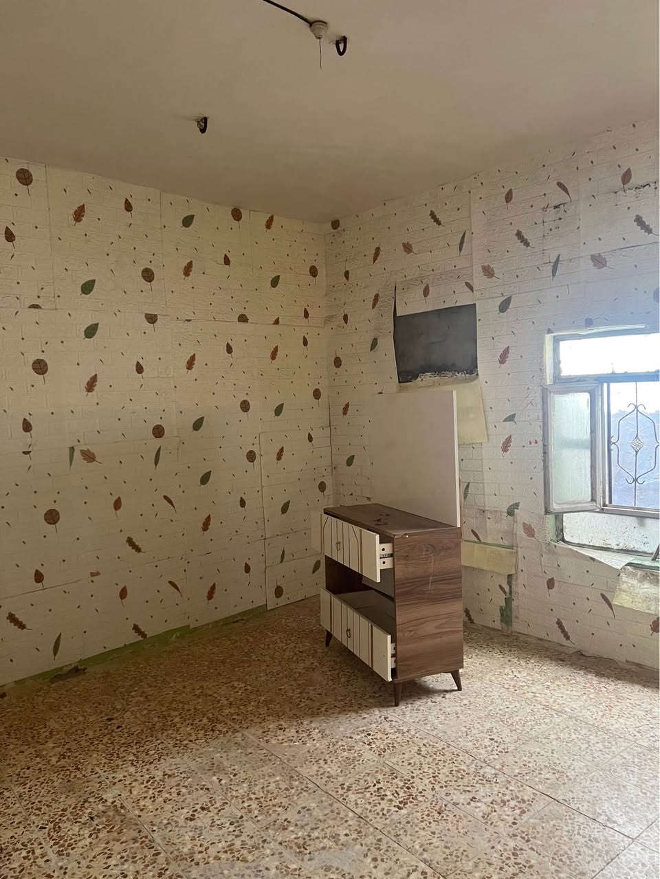 بيت الايجار ابو الخصيب عويسيان سعره ٣٥٠ يحتوي ع غرفتين نوم مع صالة و استقبال و كراج وصحيات أي استفسار واتساب أو اتصال *********** البصرة, العراق
