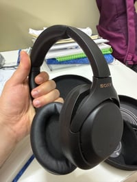 سوني WH-1000XM4 • نظيفه • ملحقات كاملة