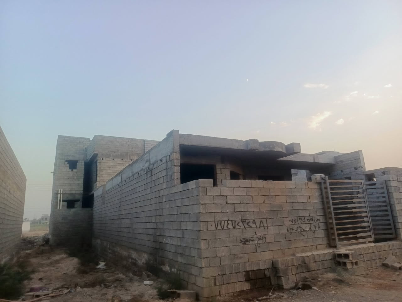 🔥🔥هيكل كامل للبيع
180  📐📐
📍📍طريق صناعه لاوله 
 📃📃 سمد 25بيت مرتب وشغل درجه ولاله من لساس لحد سكف يعجبك تشوفه روح عليه 
***********📞📞
