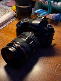 كامرة كانون 6d + مانع اهتزاز من شركة moza + عدسة كانون 24-70 فتحة 2.8 ...