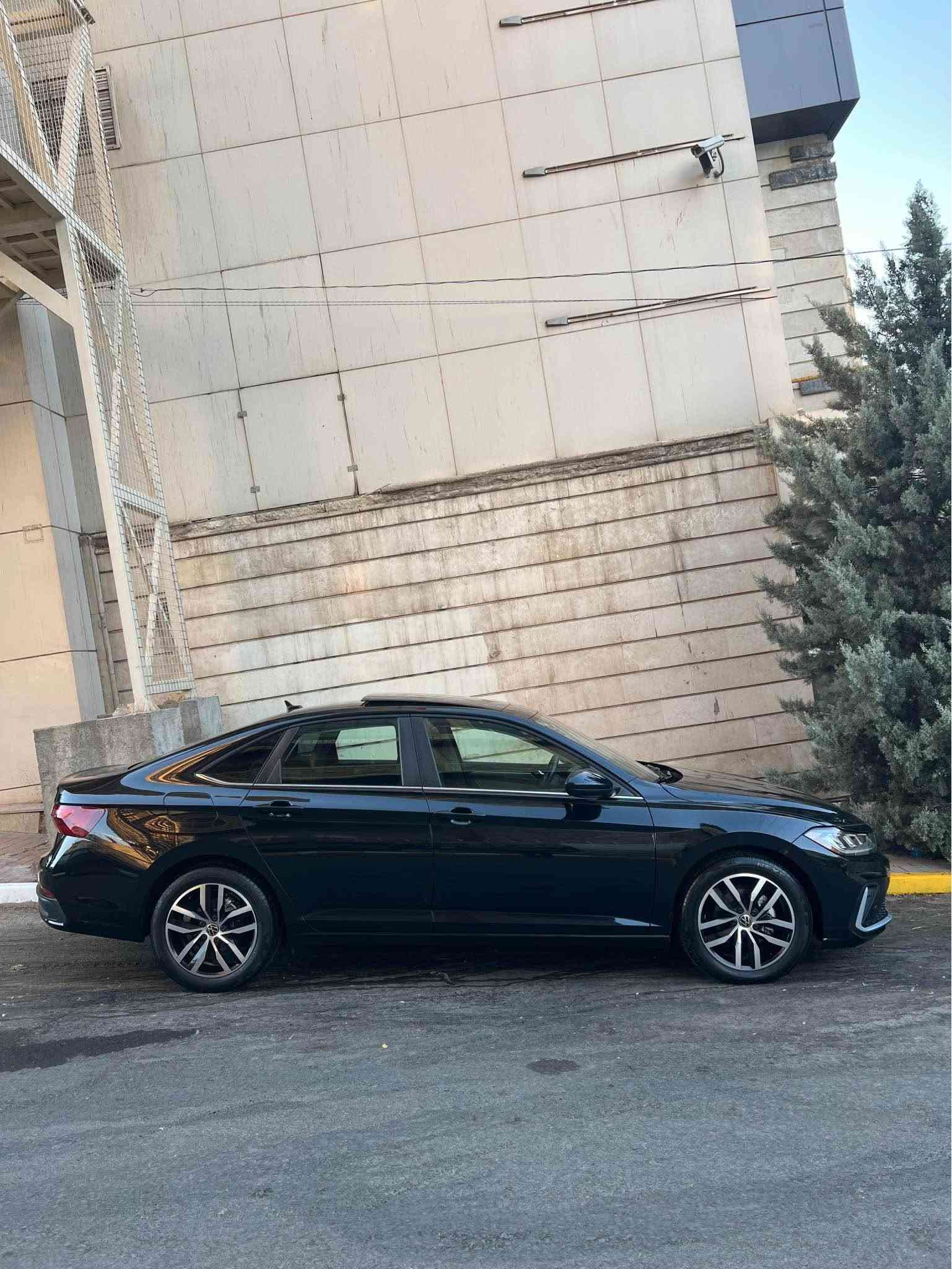 Volkswagen jetta 2025 SE +
تەنها 12,000 ڕۆشتوە  وەک سفر وایە 
پانۆراما
لایت پێش و دوا LED
ڕادار کروز کۆنترۆڵ  ڕاداری پێش و دواو لا تەنیشت 
کامێرا 
وایەرلێس چارج 
برێک بەسمە ئەوتۆ هۆڵد و ستار ستۆپ 
شەغال بەسمە  ( دوو بەسمەی خۆی لەگەڵە )
شاشەگەورە گێچ ئەلکترۆنی
تەبرید مەرکەزی و تەبرید لەمس
کوشن جلد وکارەبای و کوشن گەرم 
زۆر مواسەفاتی تر 

بۆنیتی بۆیاخە چەمەلەغی سەکنی لەسەر یەک پەڵە گۆڕاوەو بۆیاخ کراوە چەمەلەغە بیلادیەکەی ماوە و لەگەڵیەتی چاک ئەکرێتەوە پەڵەیەکی ئەبێت بە بۆیاخ   هیچ ناوگرتنی نیە شانسی شوختی نیە  دەعمەکەی بەشی سەرەوەیە

ئێرباگی شان و سوکان بیلادی بۆ داندراوەتەوە هەموو پارچەکانی لایت و دەعامی و ڕادێتەر هەمووی بیلادیە بە شەرتی هەموو فەحسێک بچوکترین نوقسانی نیە ماڵی دۆستە چاڵ و شوختی نیە

نرخی : 168$ قفل🔐
*********** السليمانية, العراق
