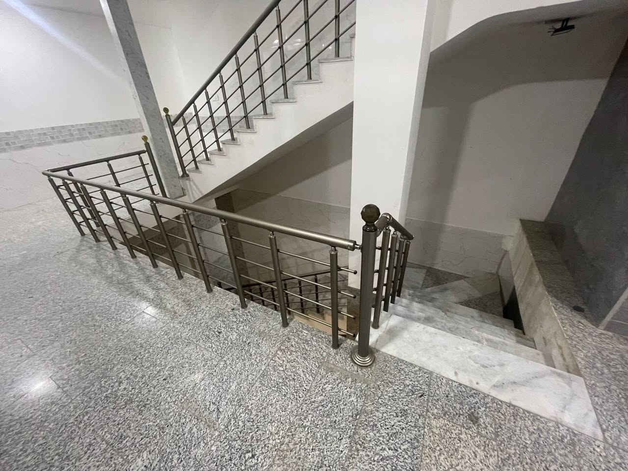 شقة مودرن وجداً نظيفة  جاهزه للسكنطابق أول ضمن مجمع سكني بناء جديدو نظيف جدا مخدم بالكهرباء والماء والمصعد الكهربائي ..
شقة مودرن وجداً نظيفة  جاهزه للسكن تحتوي الشقة على غرفتين نوم واحده كبيره ماستر وصاله ومطبخ وصحيات ومناور .. 
الموقع : شارع الخيزران مقابل جامعة الشعب قريبه جداً من الشارع التجاري ..
الايجار 850 الف شهرياً وبيها مجال بسيط  .. للاستفسار اكثر رقم المالك ***********/***********

شقة مودرن وجداً نظيفة  جاهزه للسكنطابق أول ضمن مجمع سكني بناء جديدو نظيف جدا مخدم بالكهرباء والماء والمصعد الكهربائي ..
