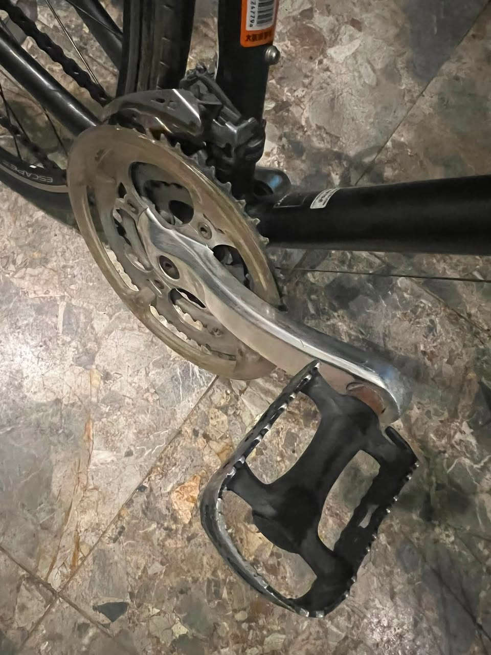 للبيع: بايسكل c700 حجم 27 رياضية/هجينة
 من الماركة العالمية الامريكية GIANT Escape 🚴‍♂️🔥
المواصفات:
 الماركة والنوع: Giant Escape (أصلية، معروفة بخفة الوزن، السرعة، والتحمل العالي).
 النظام الحركي: شيفترات وعتاد من نوع Shimano الأصلية لتبديل سرعات سلس ودقيق.
 الاستخدام: مثالية جداً للرياضة اليومية، التنقل السريع داخل المدينة، والمسافات الطويلة.
 المميزات المرفقة:
 قفل حماية حلزوني متين.
 ستاند (حامل) جانبي أساسي.
 كرسي مريح ومقود مصمم لراحة اليدين.
 الحالة: نظيفة وبحالة ممتازة وجاهزة للاستخدام الفوري بدون أي نواقص.
📍 الموقع: [الغزالية الهياكل]
💰 السعر: [ا240]
📞 للتواصل: [***********]
