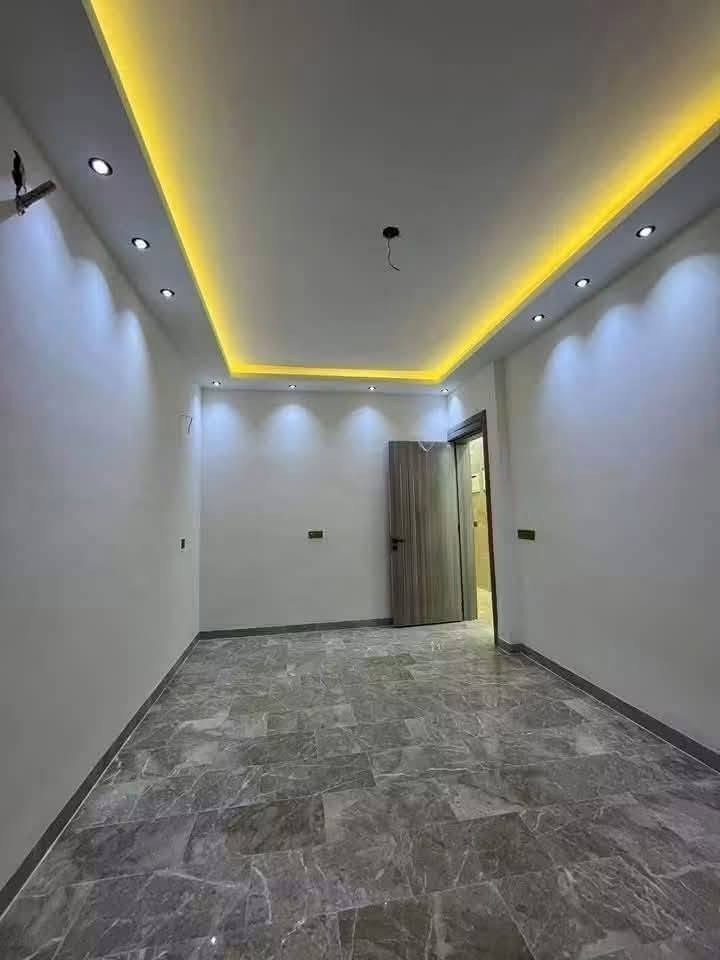 #السلام عليكم 🏠🏠
تونات 100 متر للبيع واجهة 5 نزال 20 
 يحتوي على 5 غرف 
 مطبخ حولي صالة منور كراج 
حي الجهاد ديوان المخابرات 
للاستفسار  اكثر ☎️ ***********
