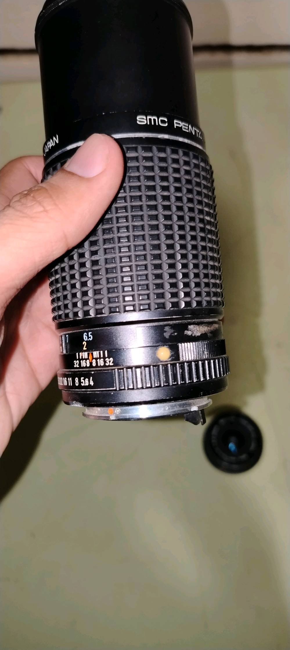 عدسات كاميرا العدد 2 وحقيبة عدسات السعر 300 ألف وبيه مجال
عدسة الكاميرا الصغيره نوعها SMC Pentax-M 28mm f/2.8
والعدسة الطويله اسمها SMC Pentax-M 200mm f