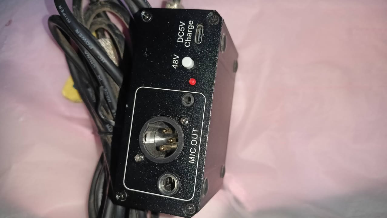 السلام عليكم
للبيع  مضخم ميكروفون محمول (Mic Preamp / Booster) طراز M-20 بغلاف معدني أسود مع كابل توصيل ومقبض تحكم.نظرة عامة على الجهاز (M-20 Mic Amplifier)الوظيفة: تعزيز إشارة الصوت للميكروفونات وتقليل الضوضاء.التوافق: يعمل غالباً مع الميكروفونات الديناميكية والمكثفة (Condenser/Dynamic).الطاقة: غالباً يدعم طاقة فانتوم (48V Phantom Power) أو شحن داخلي ببطارية مدمجة (حوالي 800 مللي أمبير في فئات مشابهة).المداخل/المخارج: منافذ صوت متعددة (غالباً XLR أو 3.5 مم أو 6.35 مم حسب الإصدار الفرعي).الاستخدام الأساسي

السعر 25 الف 
مكاني بغداد العامرية 
رقم الهاتف ***********
