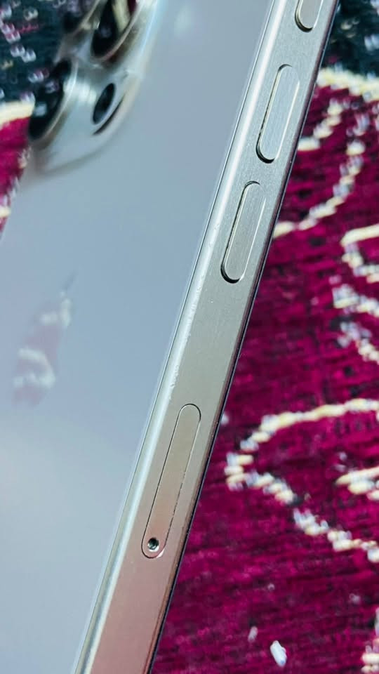 سلام عليكم للبيع ايفون 15 برو صغير شرق اوسط مكفول ذاكرة 256 بطارية 88% مبدل شاشة مستعملة من ابل ويا كيبل اصلي وكفر سعر700 
مكان حله واتساب فقط .***********
