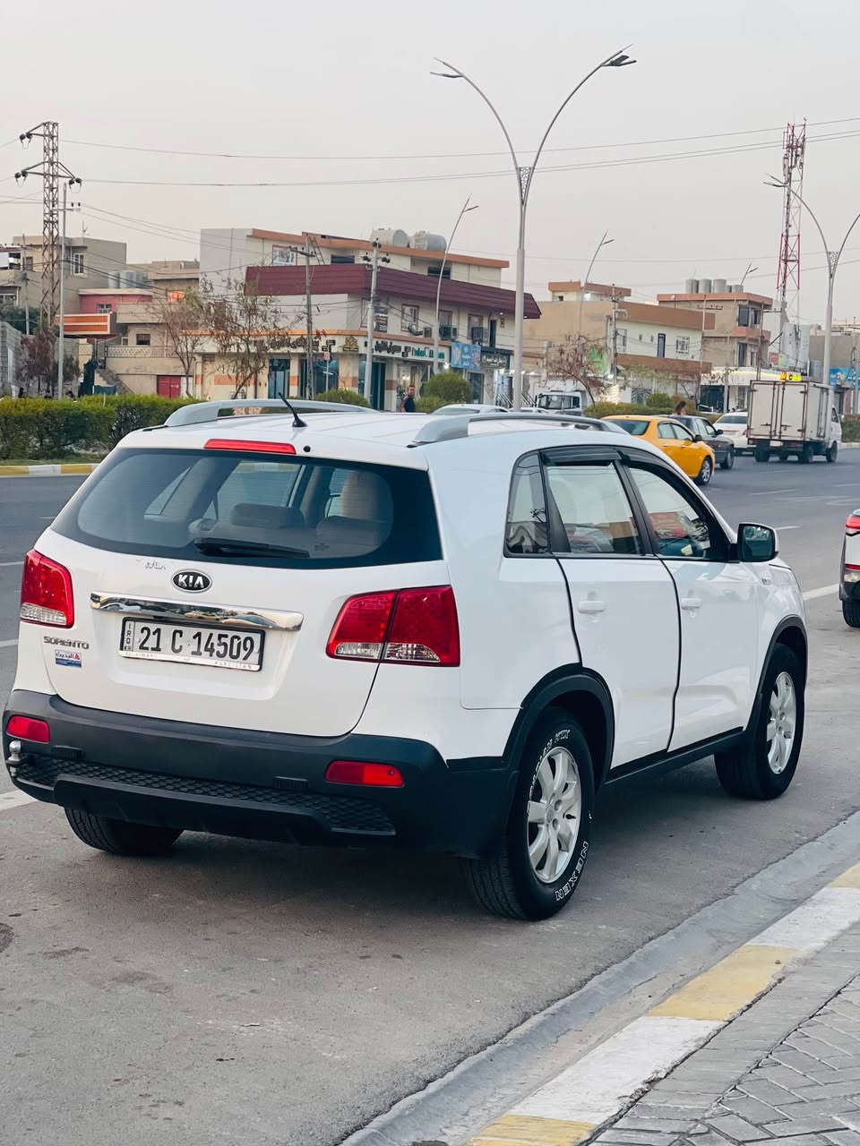 kia sorento 2012 
بۆفرۆشتن 
١٨٥ هەزار رۆیشتووە و تبرید مرکزیة 
وەرەقەی بەنزین و سەنەوی و کامل بەناو خۆمە 
سەیارەکە پاکە و بێ کێشەیە هیچی پێوە نیە غەیری دوو پارچەی بچوک لەسەر سنوقی پشتەوە 
گێر و مەکینەی کەپسە و دەسکاری نەکراوە 

*********** Singapore
