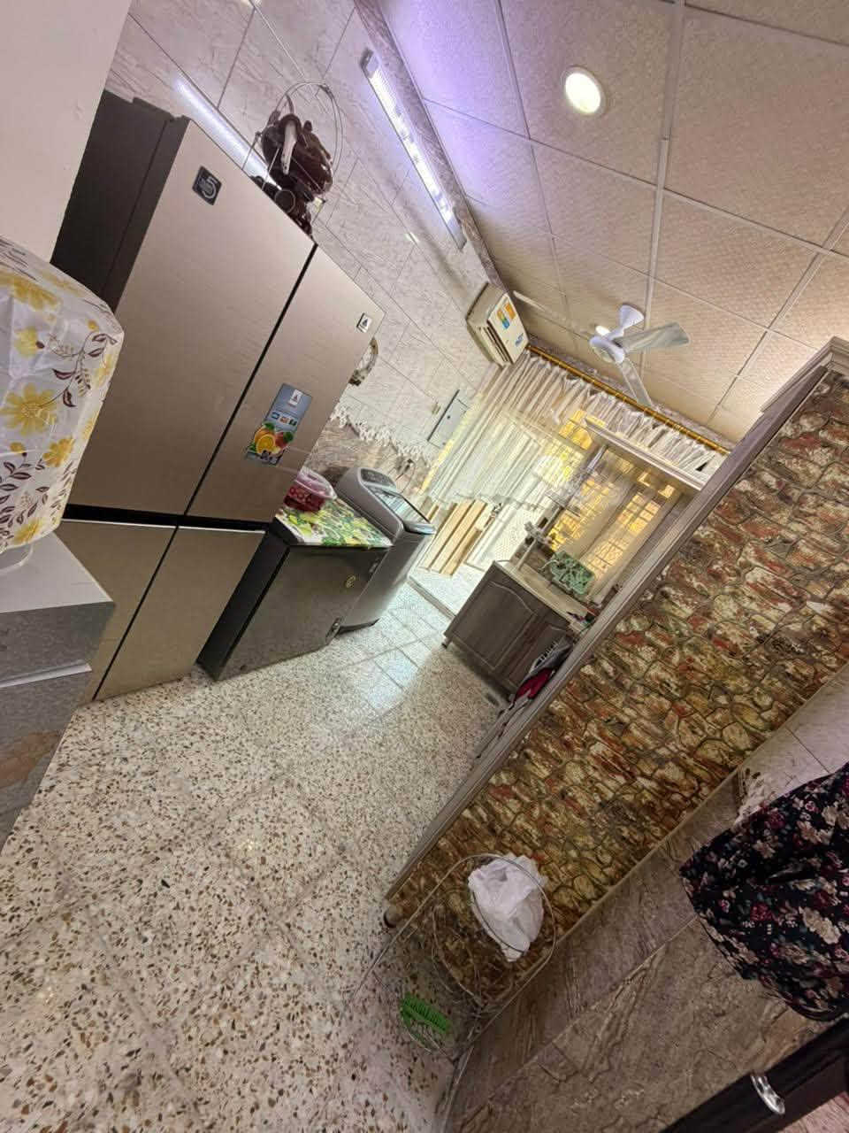 البيع موقع البيت السيديه الشارع التجاري / المساحه 50 متر / الواجه 5-6 / النزال 5•7 / مع تشجير 50 متر بصف البيت / يحتوي البيت ثلاث طوابق بمدخلين / ثلاث غرف نوم / صاله / مطبخ/حمامين/حولي/منور/سطح رقم ***********
